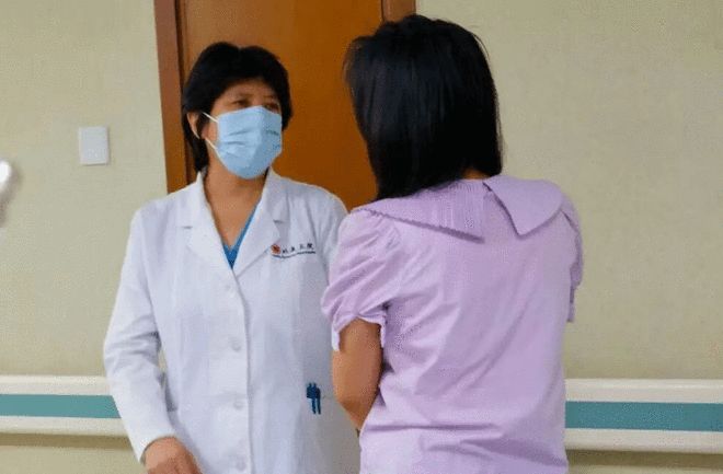 郭红燕与患者交流